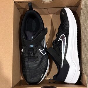 ** Brand new** Nike Downshifter 12NN - Kids 2Y